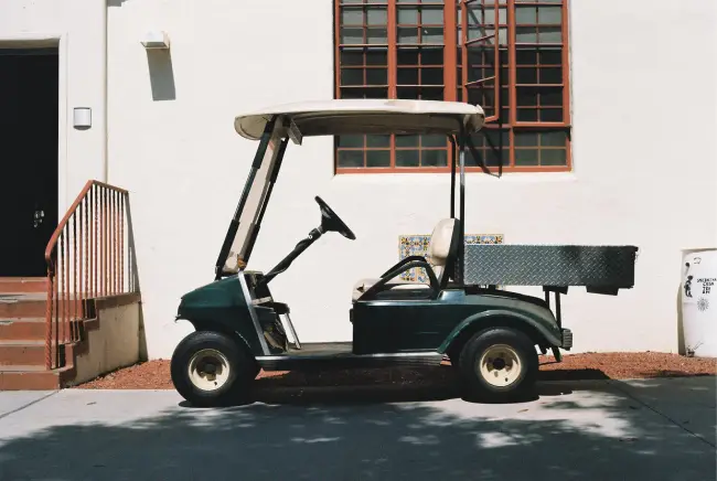 Golf carts on public roads: the law and the limits